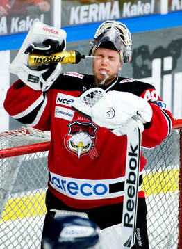 Pontus Sjögren, målvakt, Malmö Redhawks, vattnar sig