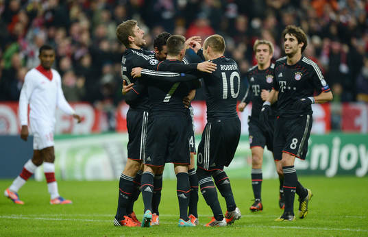 0 Jubel v.l Thomas Mueller, Torschuetze Claudio Pizarro,