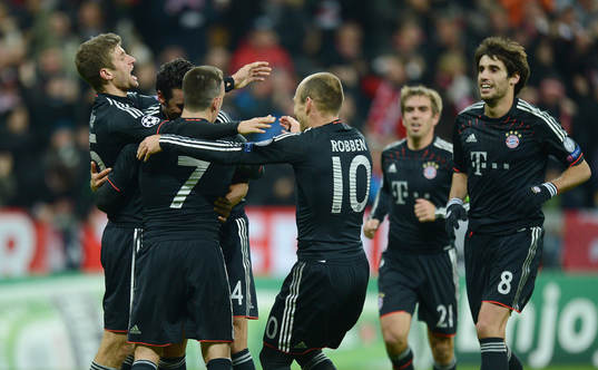 0 Jubel v.l Thomas Mueller, Torschuetze Claudio Pizarro,