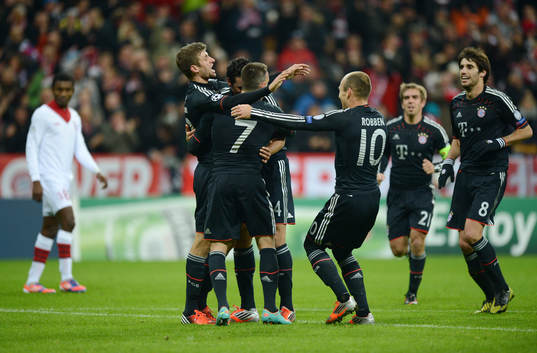 0 Jubel v.l Thomas Mueller, Torschuetze Claudio Pizarro,