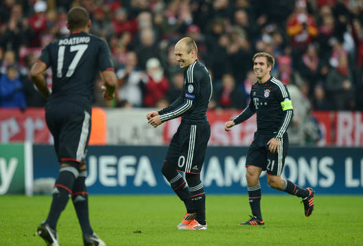 0 Jubel v.l. Jerome Boateng, Torschuetze Arjen Robben,