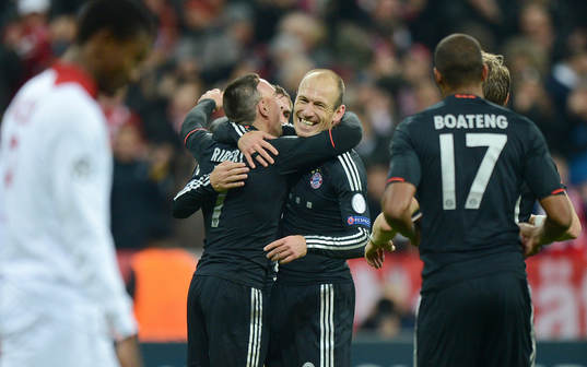 0 Jubel v.l. Franck Ribery, Torschuetze Arjen Robben