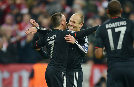 0 Jubel v.l. Franck Ribery, Torschuetze Arjen Robben