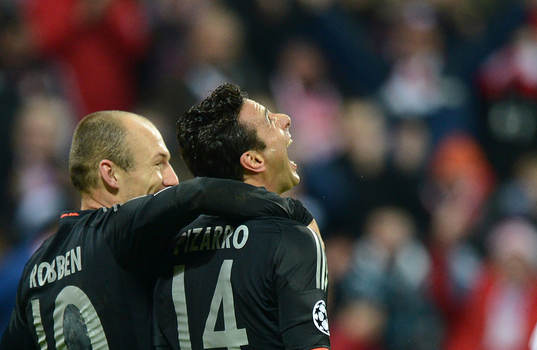 0 Jubel v.l. Arjen Robben, Torschuetze Claudio Pizarro