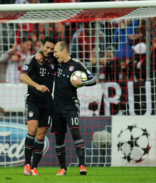 0 Jubel v.l. Torschuetze Claudio Pizarro, Arjen Robben