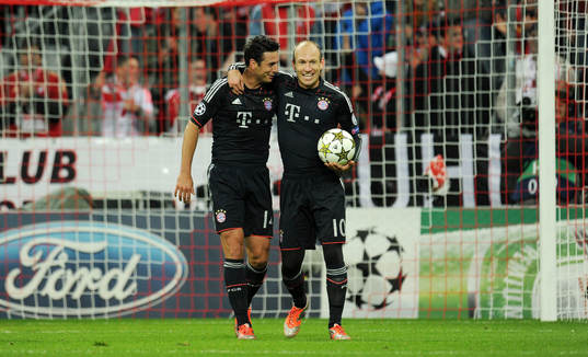 0 Jubel v.l. Torschuetze Claudio Pizarro, Arjen Robben