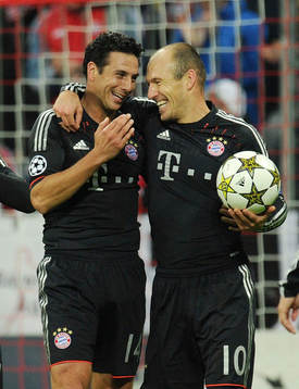 0 Jubel v.l. Torschuetze Claudio Pizarro, Arjen Robben