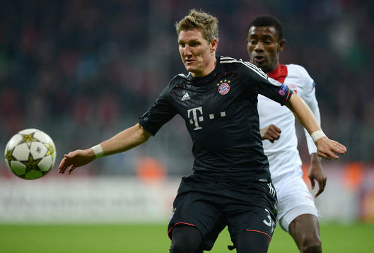 v.l.  Bastian Schweinsteiger (Bayern), Salomon Kalou
