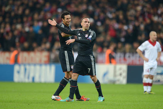 v.l. Claudio Pizarro, Franck Ribery (Bayern) meckert bei