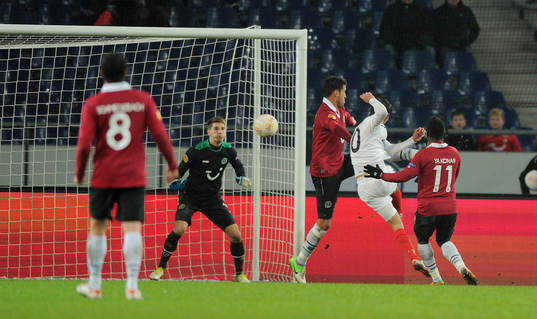2 Tor v.l. Torwart Ron-Robert Zieler, Karim Haggui,
