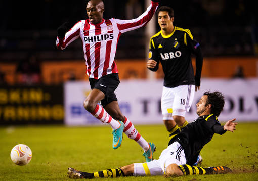Atiba Hutchinson, PSV, stoppas av Helgi Danielsson, AIK