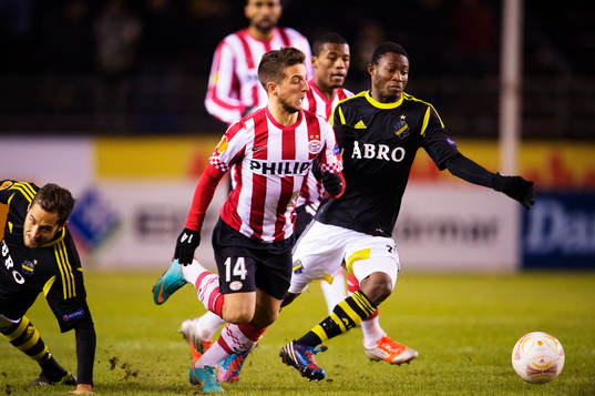 Nicklas Backman och Moro Ibrahim, AIK, utmanas av Dries