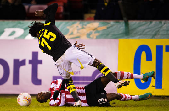 Atiba Hutchinson, PSV, stoppas av Mohamed Bangura, AIK
