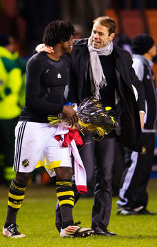 Mohamed Bangura kramas om av Andreas Alm, tränare AIK