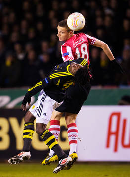 Mohamed Bangura, AIK, i en luftduell med Timothy Derijck,