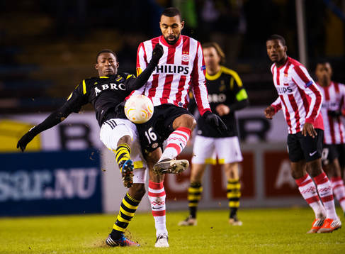 Moro Ibrahim, AIK, kämpar mot Orlando Engelaar, PSV