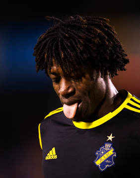 Mohamed Bangura, AIK, räcker ut tungan