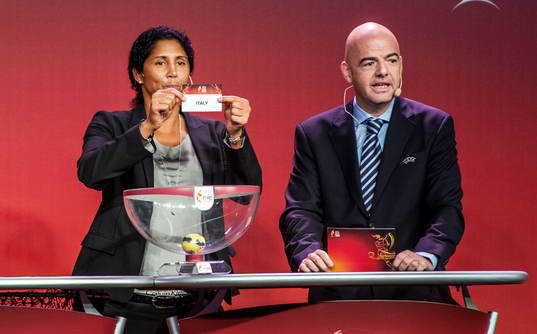 Steffi Jones, ambassadör för EM, drar Sveriges