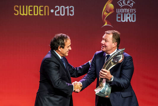 Michel Platini, President FIFA, lämnar över pokalen till