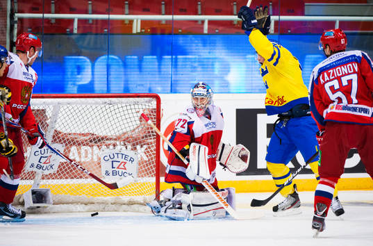 Richard Gynge, Sverige, jublar när han ser att 1-1-pucken