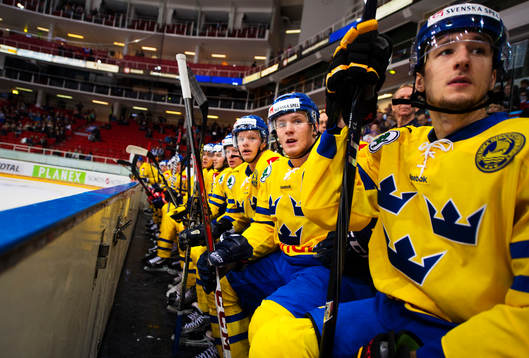 Gabriel Landeskog, Sverige, följer spelet från bänken
