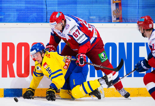 Tobias Viklund, Sverige, trycks ned av Dmitri Kazionov,
