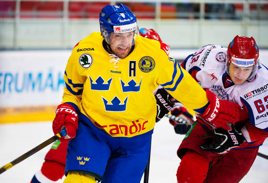 Joel Lundqvist, Sverige, kämpar mot Evgeny Dadonov,