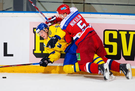 Gabriel Landeskog, Sverige, stoppas av Ilya Nikulin,
