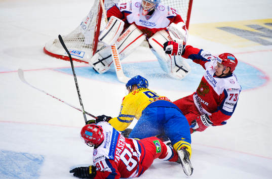 Vladimir Tarasenko och Maxim Chudinov, Ryssland, stoppar