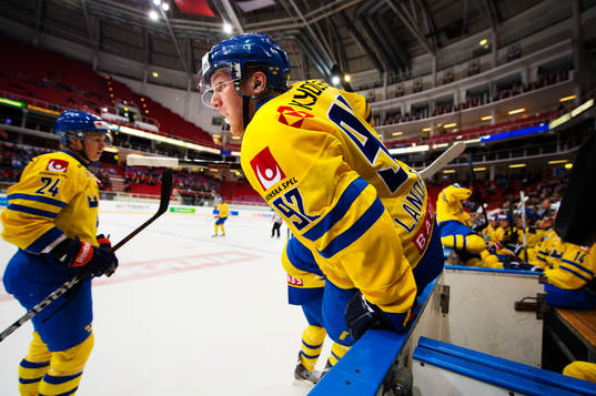 Gabriel Landeskog, Sverige, hoppar in på isen