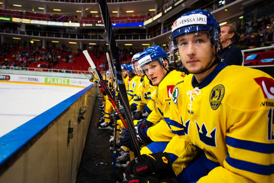 Gabriel Landeskog och Melker Karlsson, Sverige, sitter i