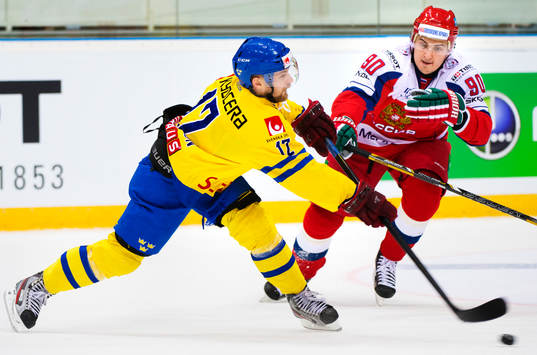 Fredrik Pettersson, Sverige, skjuter förbi Kirill Petrov,