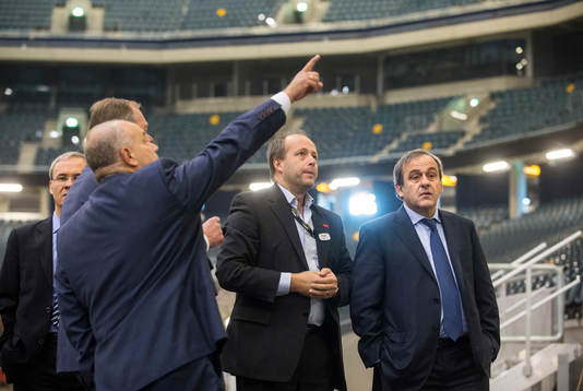 Martin Englund, kommersiell chef på Friends Arena visar