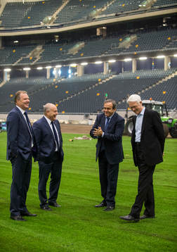 Martin Englund, kommersiell chef på Friends Arena visar