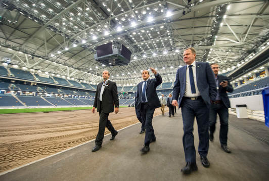 Martin Englund, kommersiell chef på Friends Arena visar