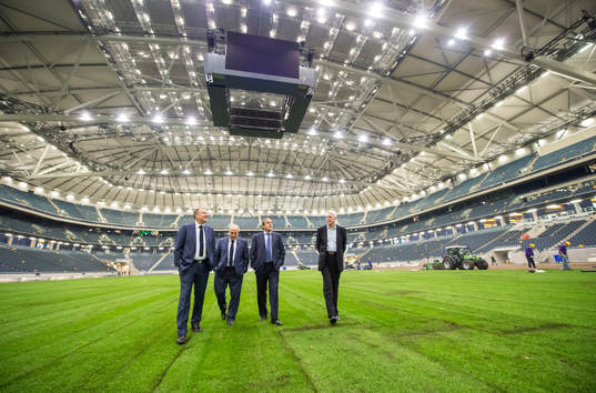 Martin Englund, kommersiell chef på Friends Arena visar