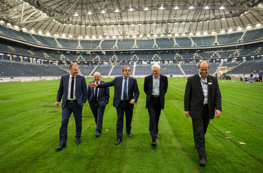 Martin Englund, kommersiell chef på Friends Arena visar