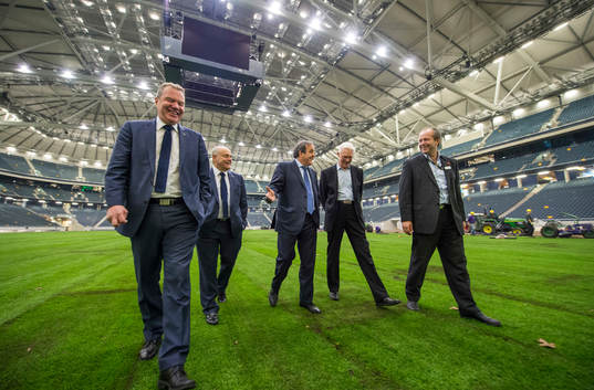 Martin Englund, kommersiell chef på Friends Arena visar