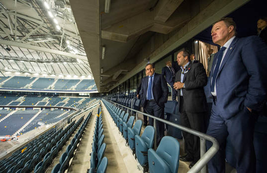 Martin Englund, kommersiell chef på Friends Arena visar