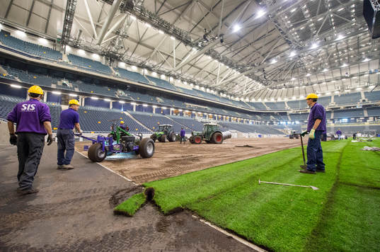 Gräset rullas ut på Sverige nya Nationalarena