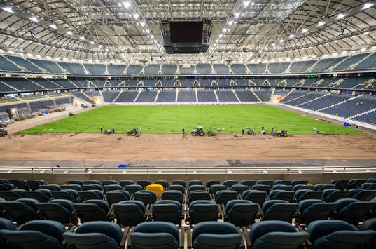 Gräset rullas ut på Sverige nya Nationalarena