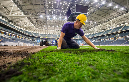 Gräset rullas ut på Sverige nya Nationalarena