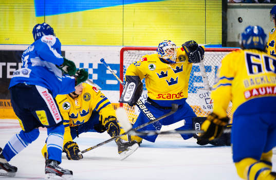 Antti Pihlström, Finland, skjuter pucken över Gustaf