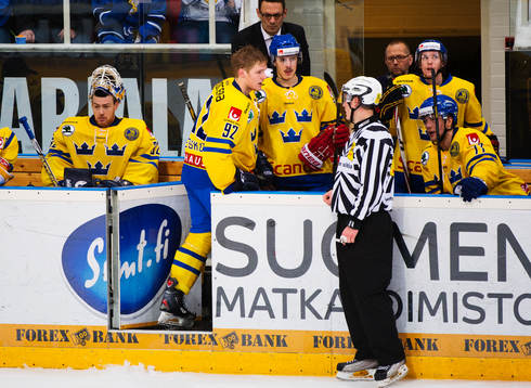 Gabriel Landeskog, Sverige, får lämna isen