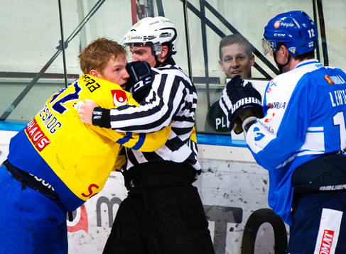 Gabriel Landeskog, Sverige, i bråk med Jori Lehterä,