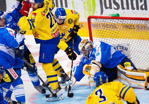 Joel Lundqvist håller undan en motståndare när Melker