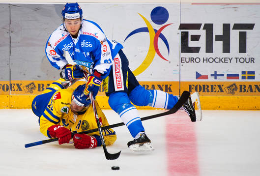 Joel Lundqvist, Sverige, faller i en närkamp med Ilari
