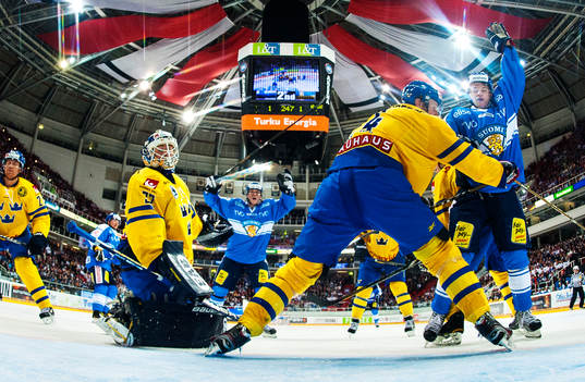 Jonas Enlund, Finland, jublar samtidigt som Gustaf Wesslau,