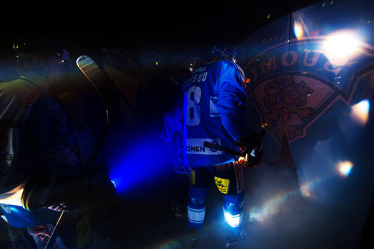 Jani Tuppurainen och Jesse Joensuu, Finland, gör entré