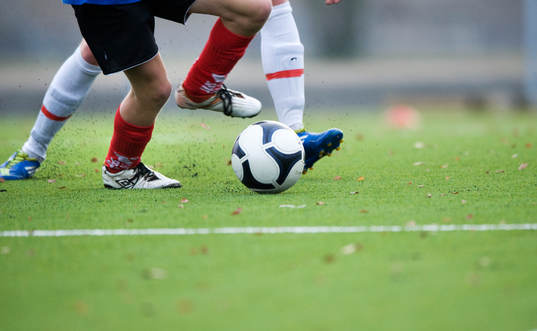 Fot, fotboll, bollkontroll, konstgräs, kamp om bollen